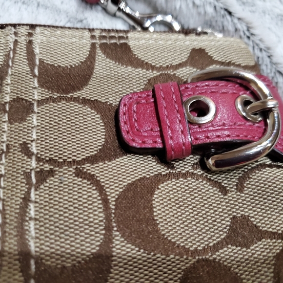 COACH TAN JACQUARD AND HOT PINK WRISLET - Picture 5 of 8